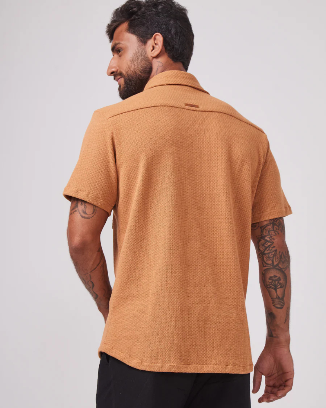 Camisa estilo casual com textura e bolsos frontais