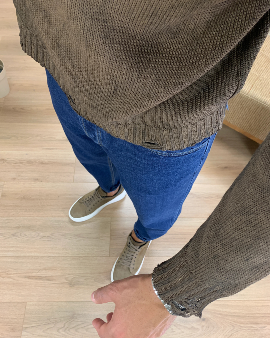 Camisola de malha com acabamento rasgado e estilo moderno para homem