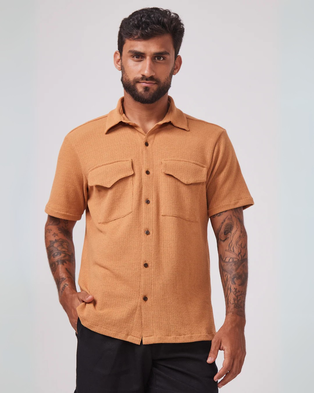 Camisa estilo casual com textura e bolsos frontais