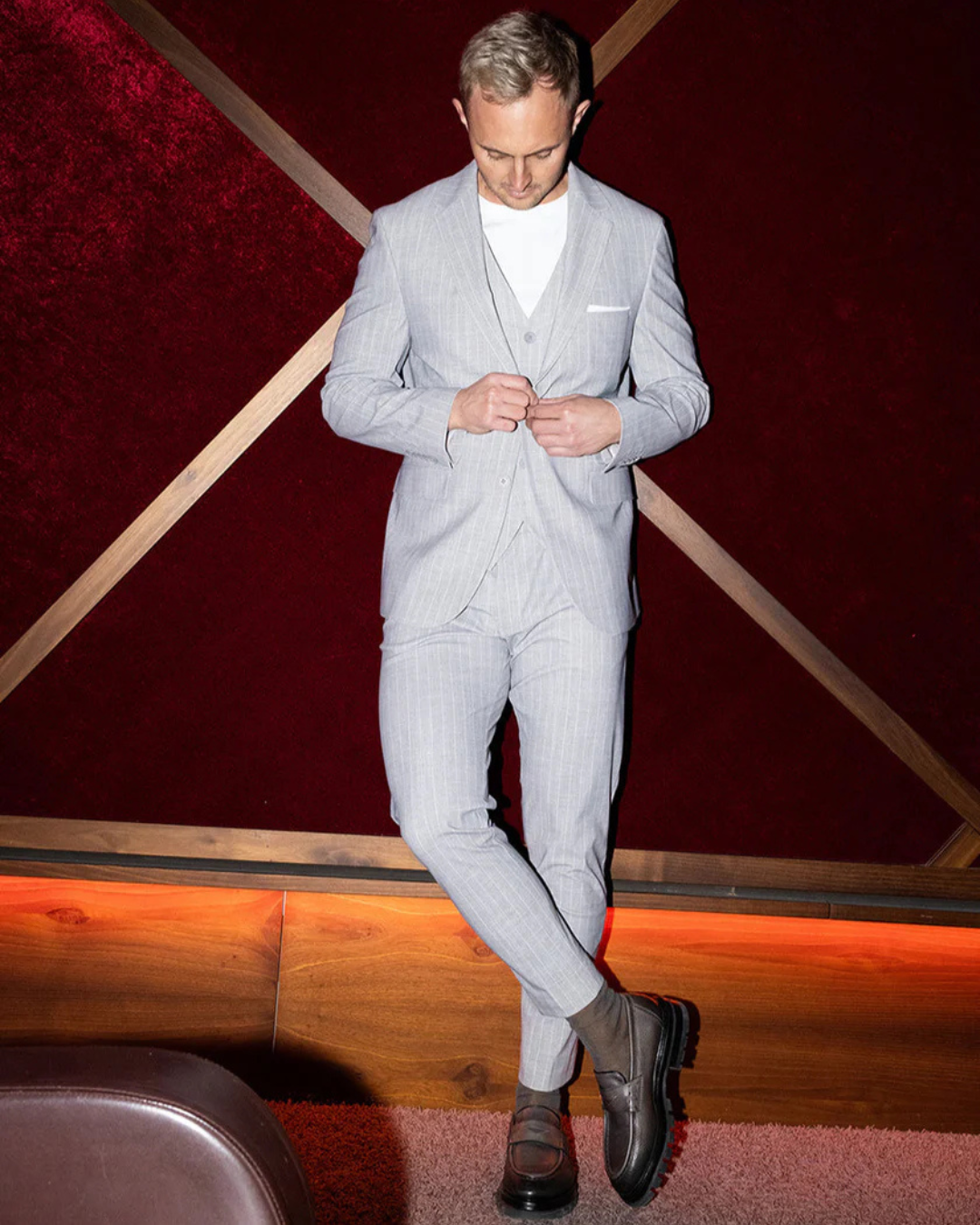 Conjunto de casaco e calças elegante para homem