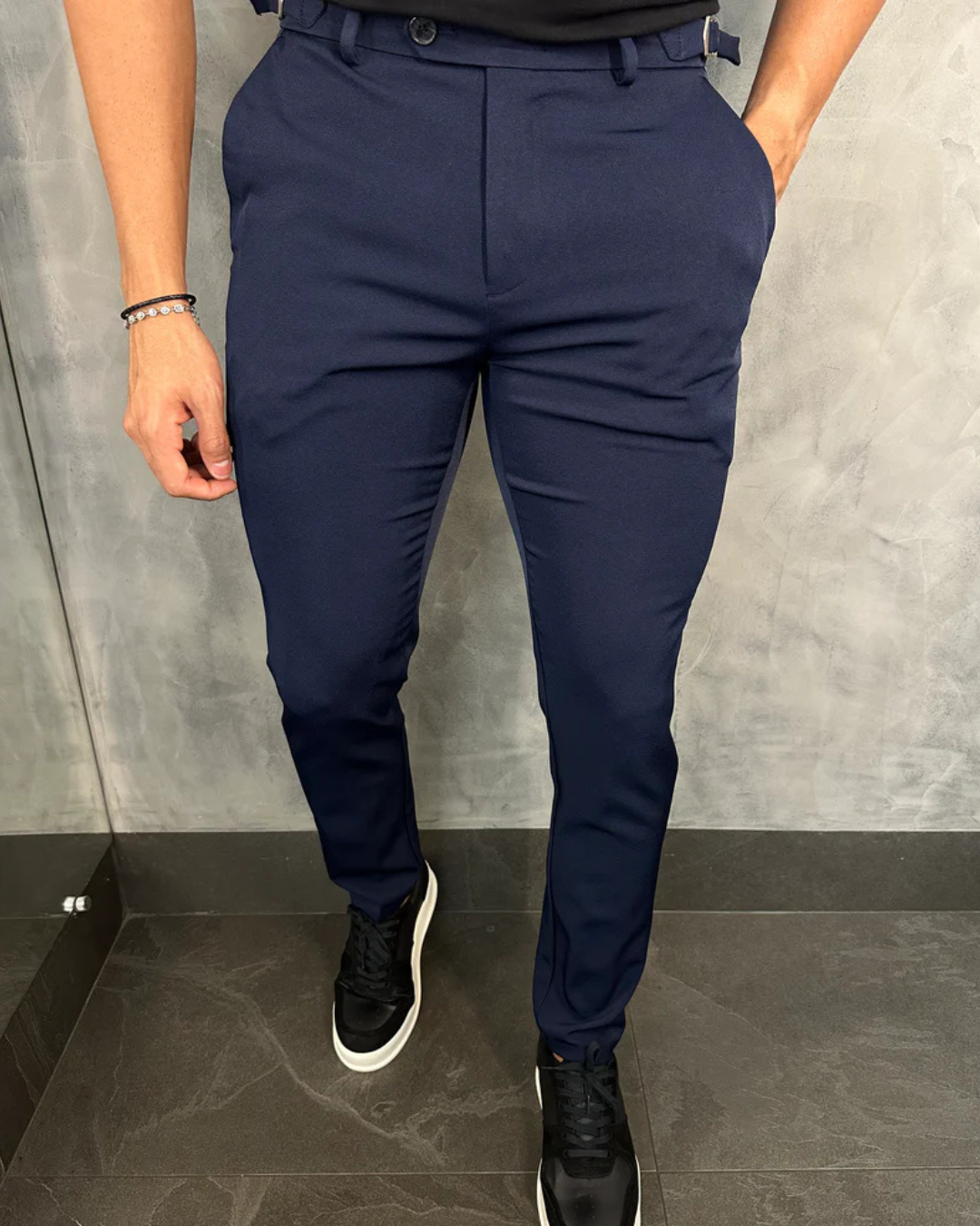 Calças sociais para homem com um corte lateral moderno e elegante.