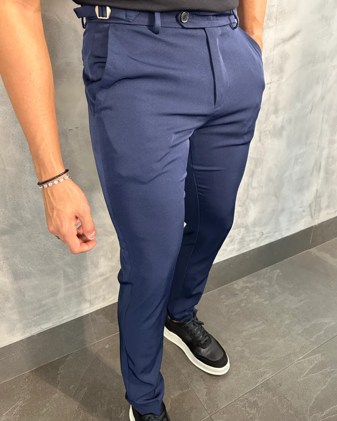 Calças sociais para homem com um corte lateral moderno e elegante.