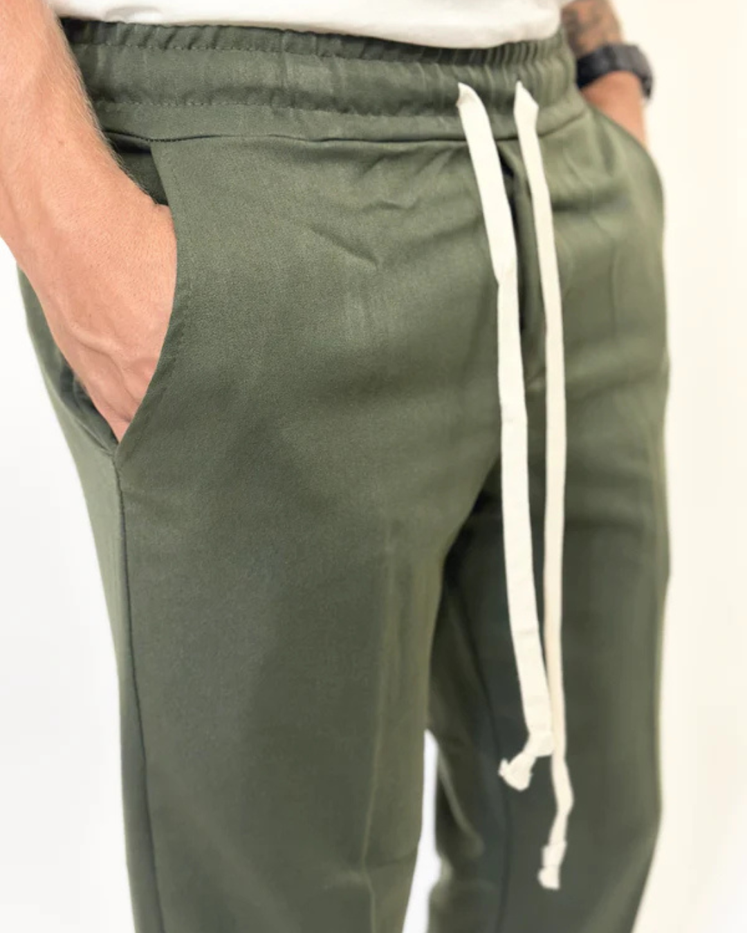Calças Jogger para Homem com Corte Descontraído e Cintura com Cordão Elástico