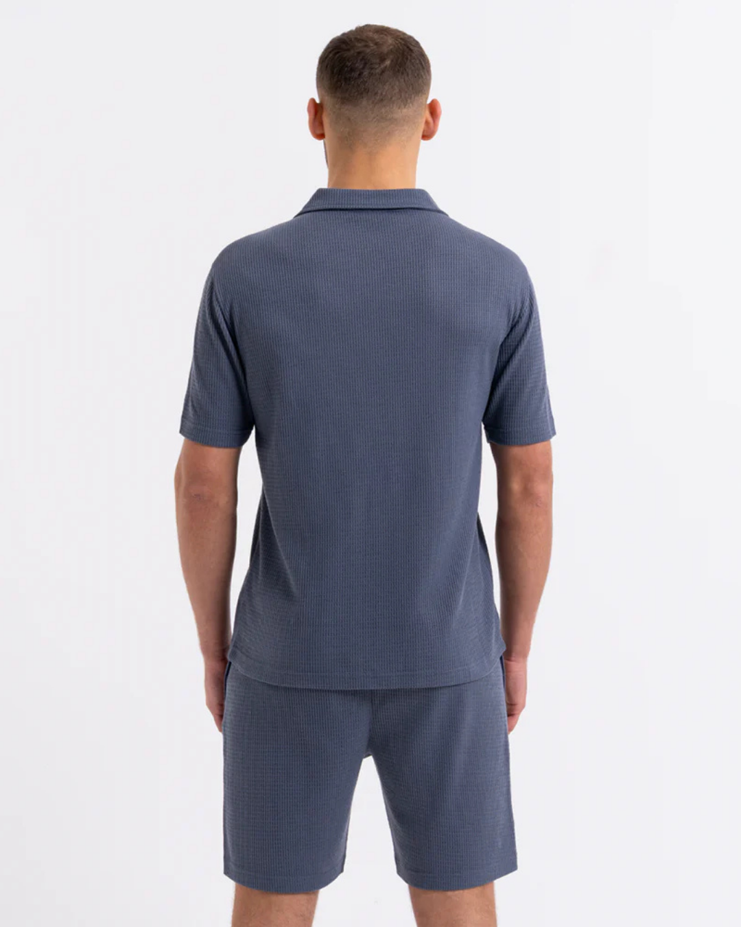 Conjunto de Homem em Tecido Macio com Camisola e Calções Ideal para o Verão