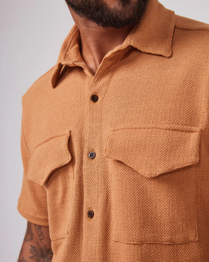 Camisa estilo casual com textura e bolsos frontais