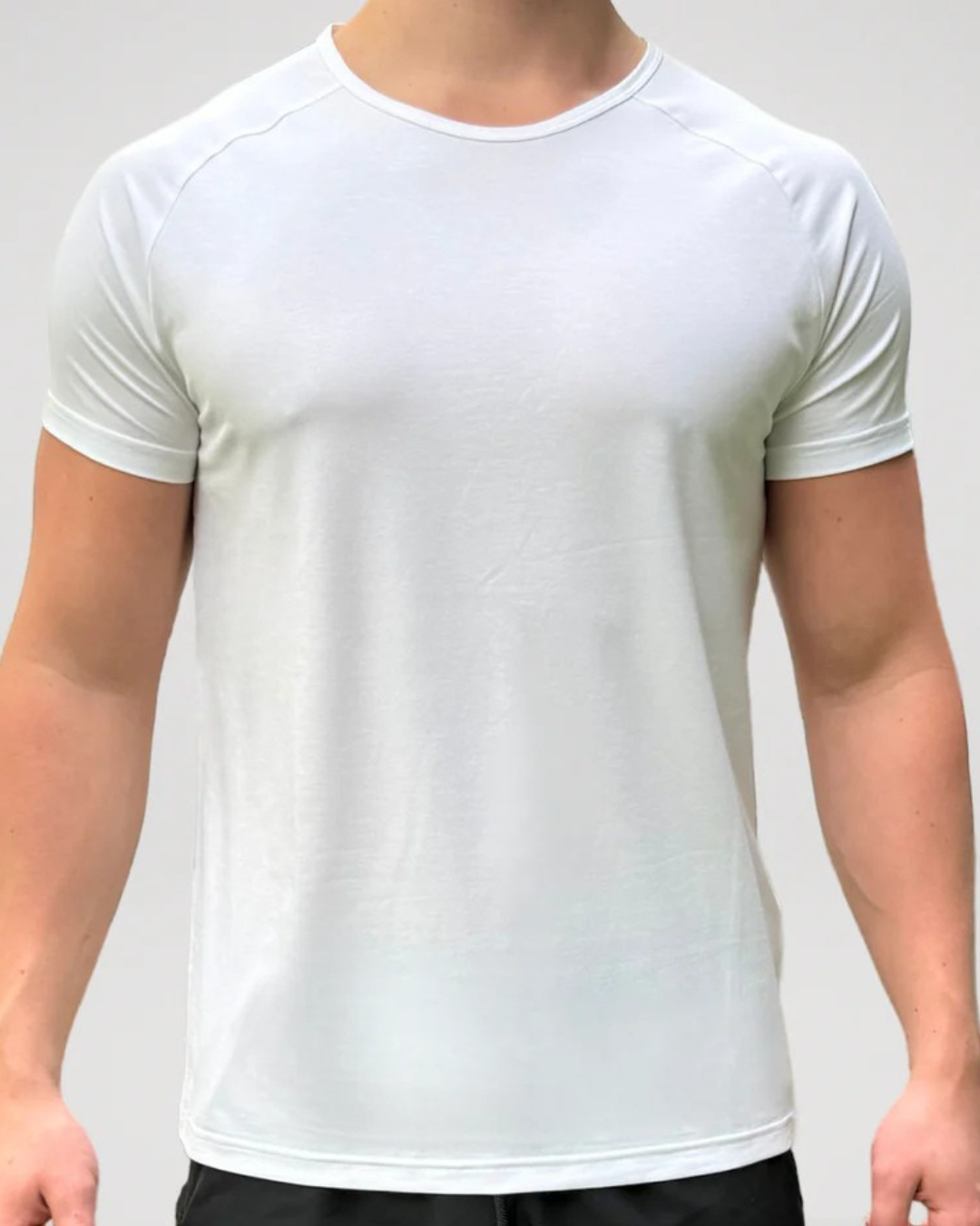 Camisa Clássica para Homem com Gola Redonda e Tecido Respirável