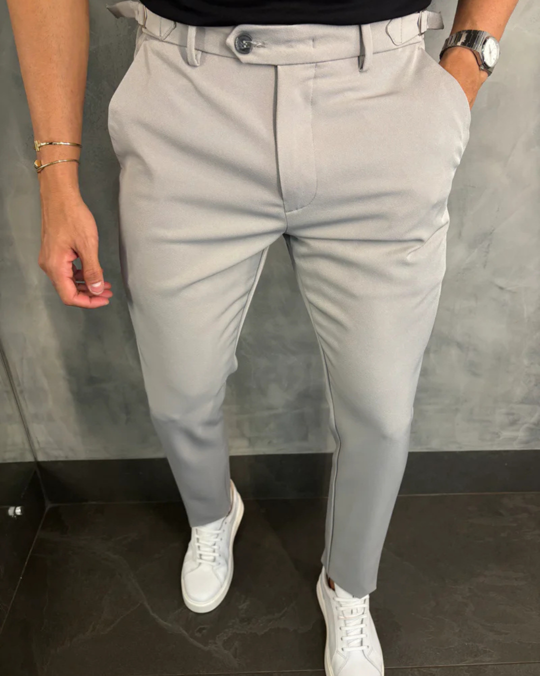 Calças sociais para homem com um corte lateral moderno e elegante.