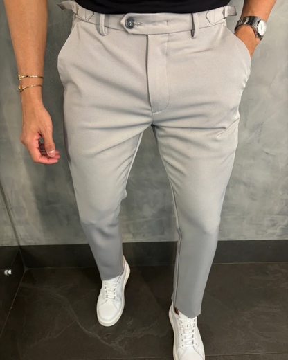 Calças sociais para homem com um corte lateral moderno e elegante.