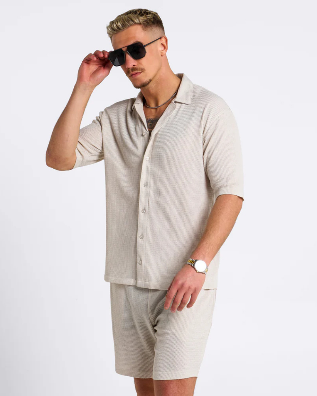 Conjunto de Homem em Tecido Macio com Camisola e Calções Ideal para o Verão