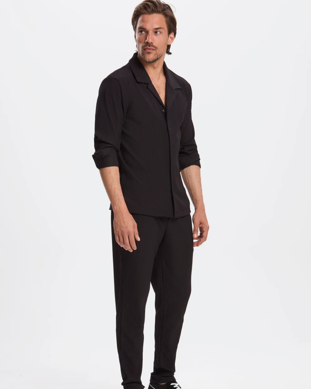 Conjunto de Camisa e Calças Justas em Tecido Plissado para Homem