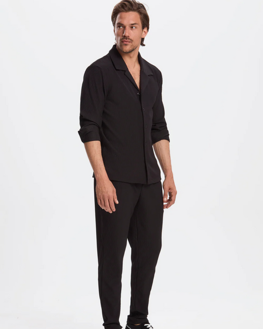 Conjunto de Camisa e Calças Justas em Tecido Plissado para Homem