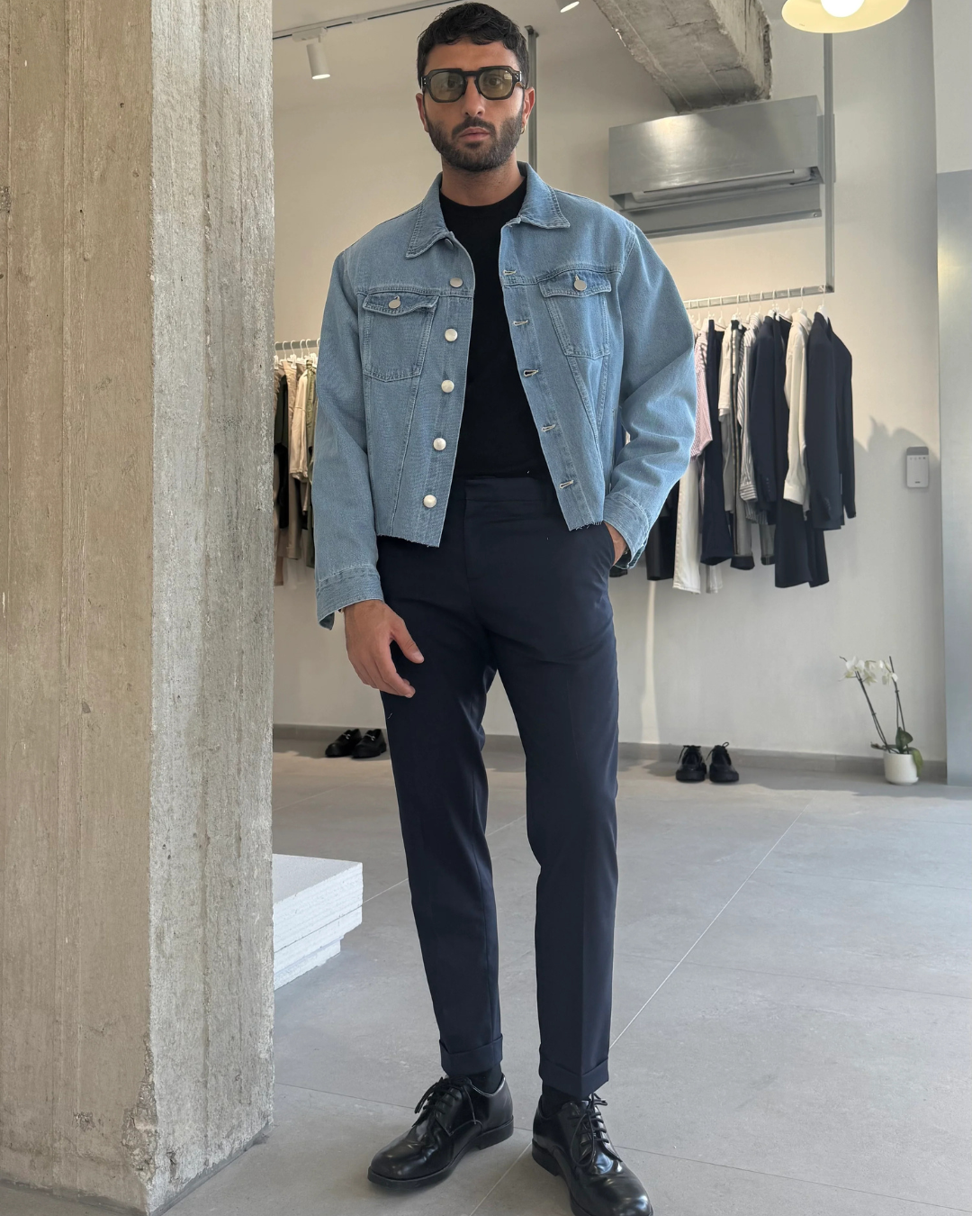 Jaqueta Jeans Cropped com Estilo Urbano