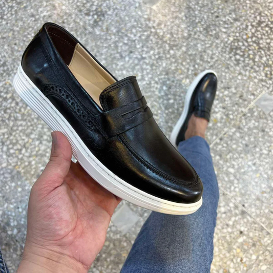 Mocassins em Pele Preta com Sola Branca num Design Casual para Homem
