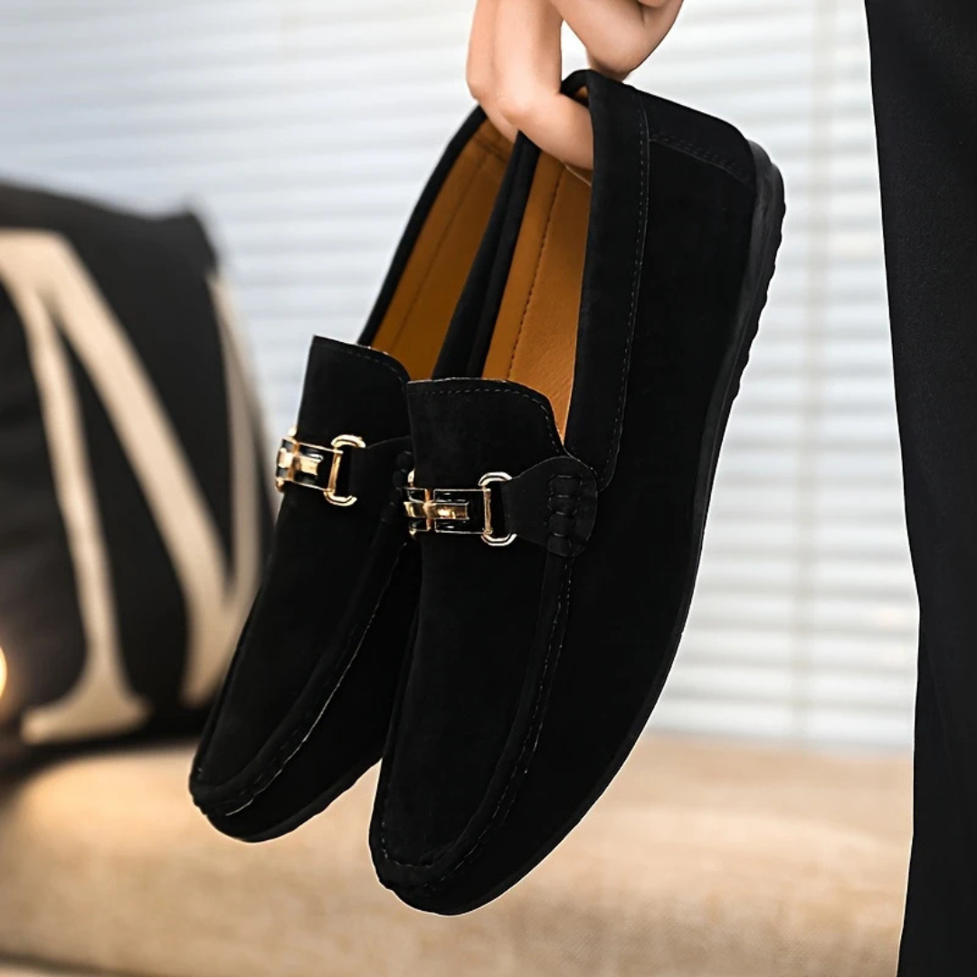Mocassins elegantes para homem com fivela decorativa