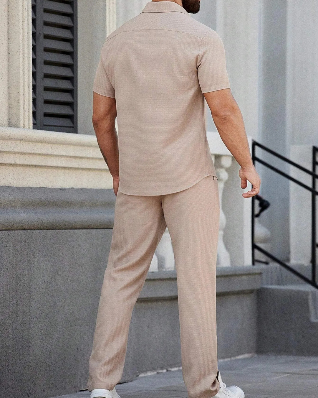 Conjunto de camisa de manga curta e calças de cintura ajustável.