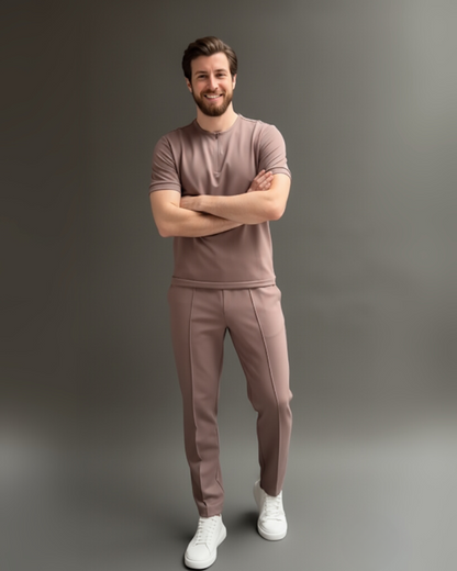 Conjunto masculino com calças e camisa de manga curta e gola redonda