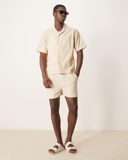 Conjunto de camisa e calções concebido em tecido macio para homem