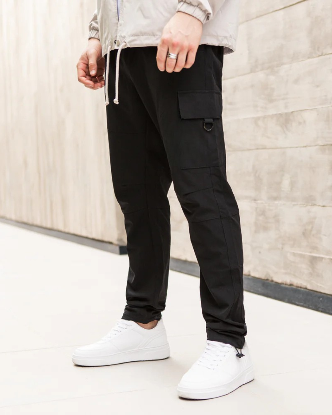 Calças Desportivas Cargo para Homem com Bolsos Laterais e Corte Justo