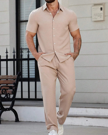 Conjunto de camisa de manga curta e calças de cintura ajustável.