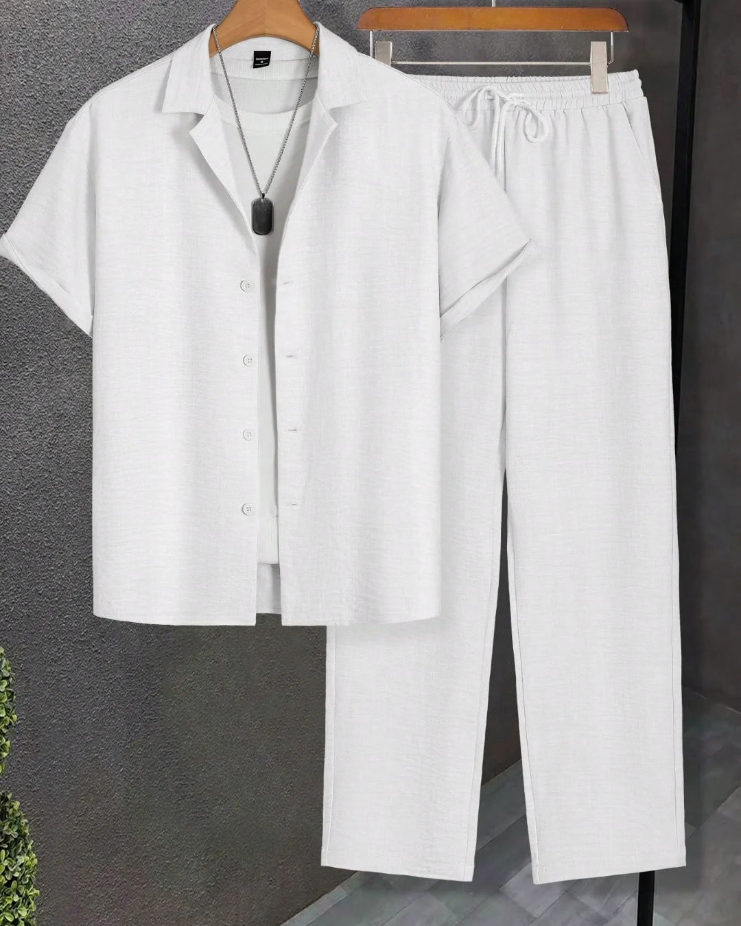 Conjunto composto por camisa de manga curta folgada e calças compridas