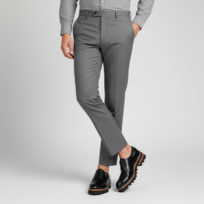 Sapatos de couro com fivela e sola grossa.