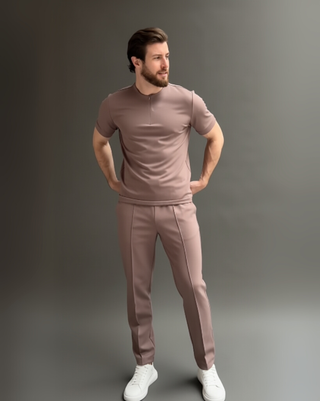 Conjunto masculino com calças e camisa de manga curta e gola redonda