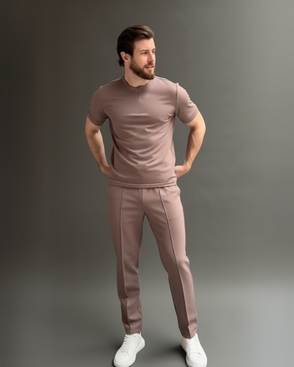 Conjunto masculino com calças e camisa de manga curta e gola redonda