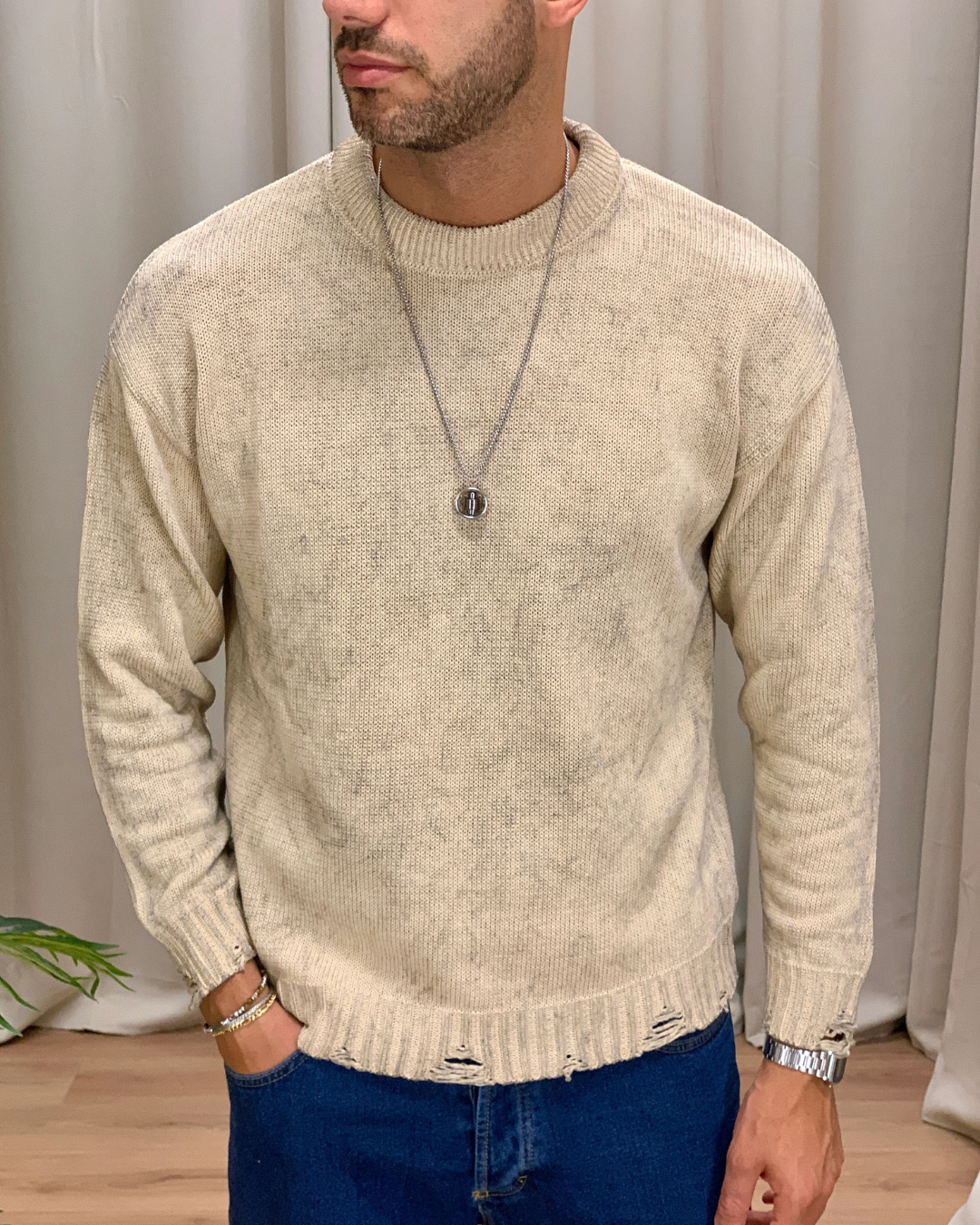 Camisola de malha com acabamento rasgado e estilo moderno para homem