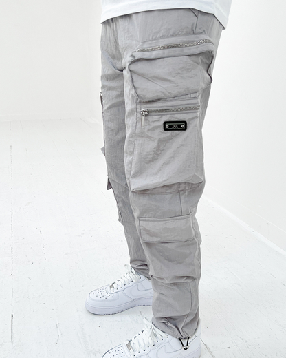 Calças com estilo urbano e vários bolsos funcionais para homem
