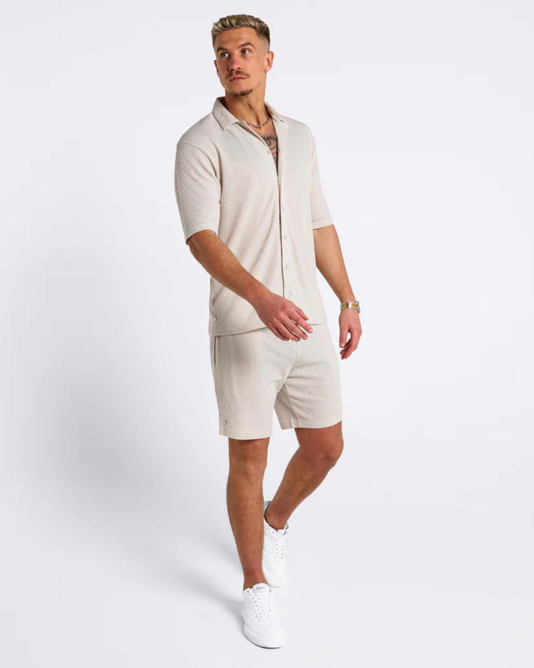 Conjunto de Homem em Tecido Macio com Camisola e Calções Ideal para o Verão