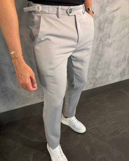 Calças sociais para homem com um corte lateral moderno e elegante.