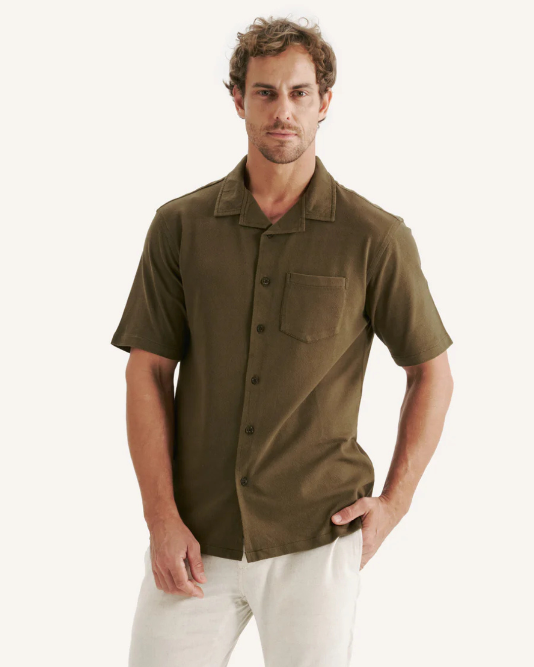 Camiseta de manga curta de linho com botões para homem