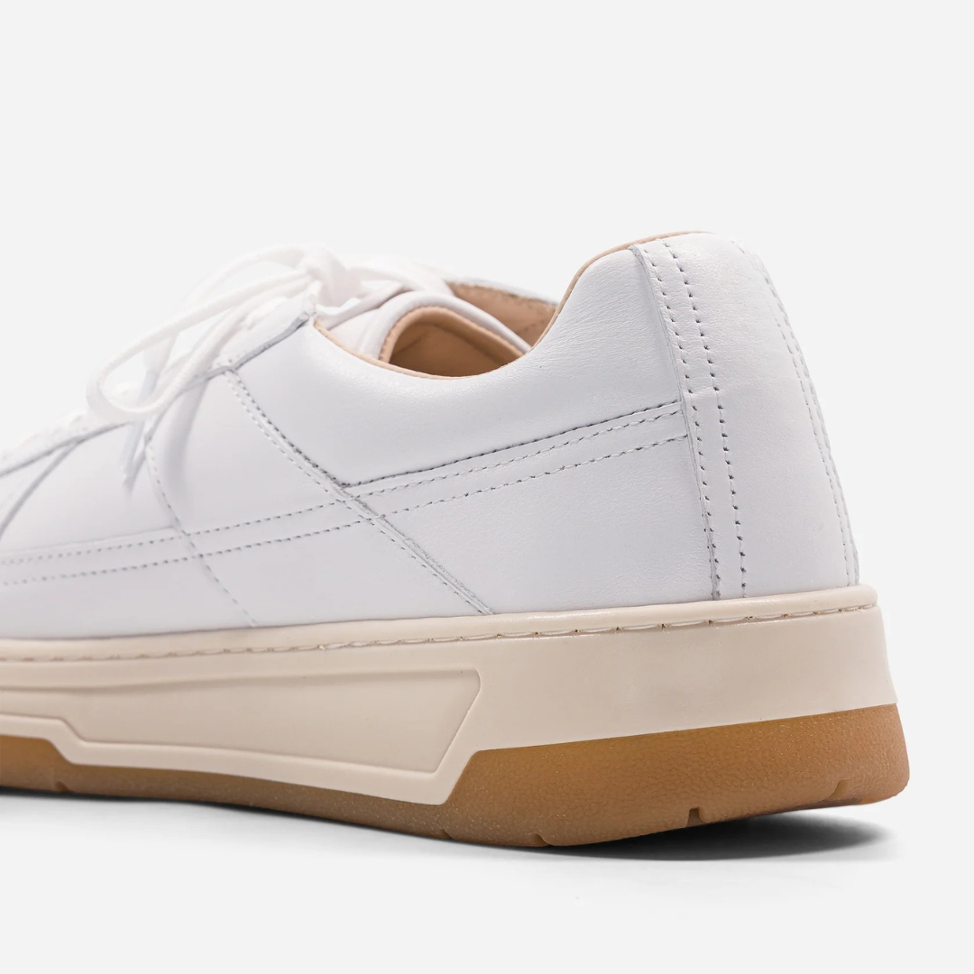 Sapatilhas Brancas com Sola Bege e Design Minimalista para um Look Urbano Versátil