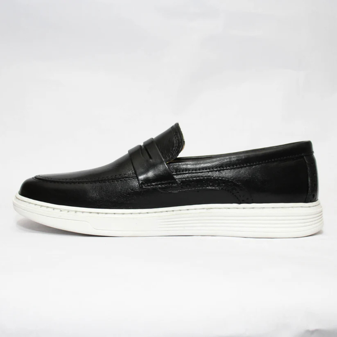 Mocassins em Pele Preta com Sola Branca num Design Casual para Homem