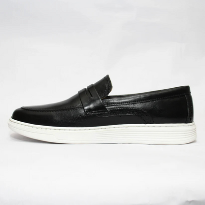 Mocassins em Pele Preta com Sola Branca num Design Casual para Homem