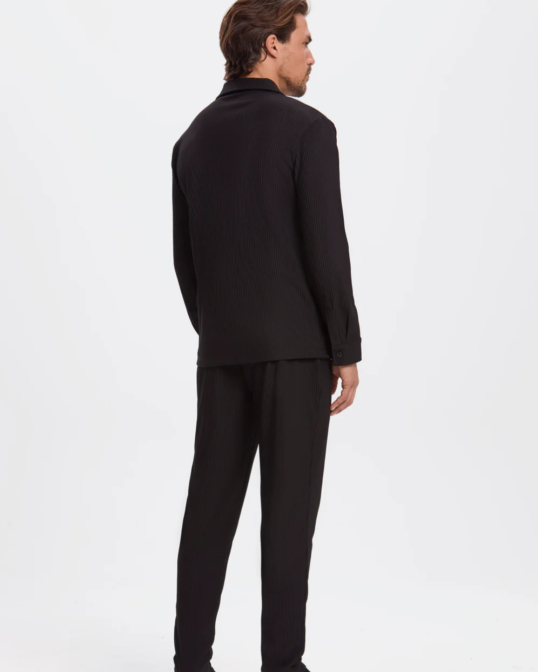 Conjunto de Camisa e Calças Justas em Tecido Plissado para Homem