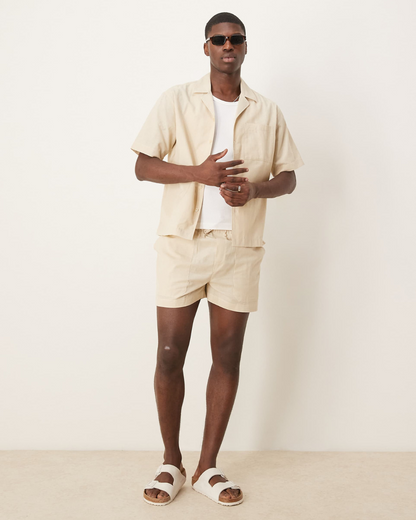 Conjunto de camisa e calções concebido em tecido macio para homem