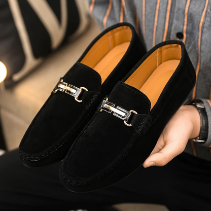 Mocassins elegantes para homem com fivela decorativa