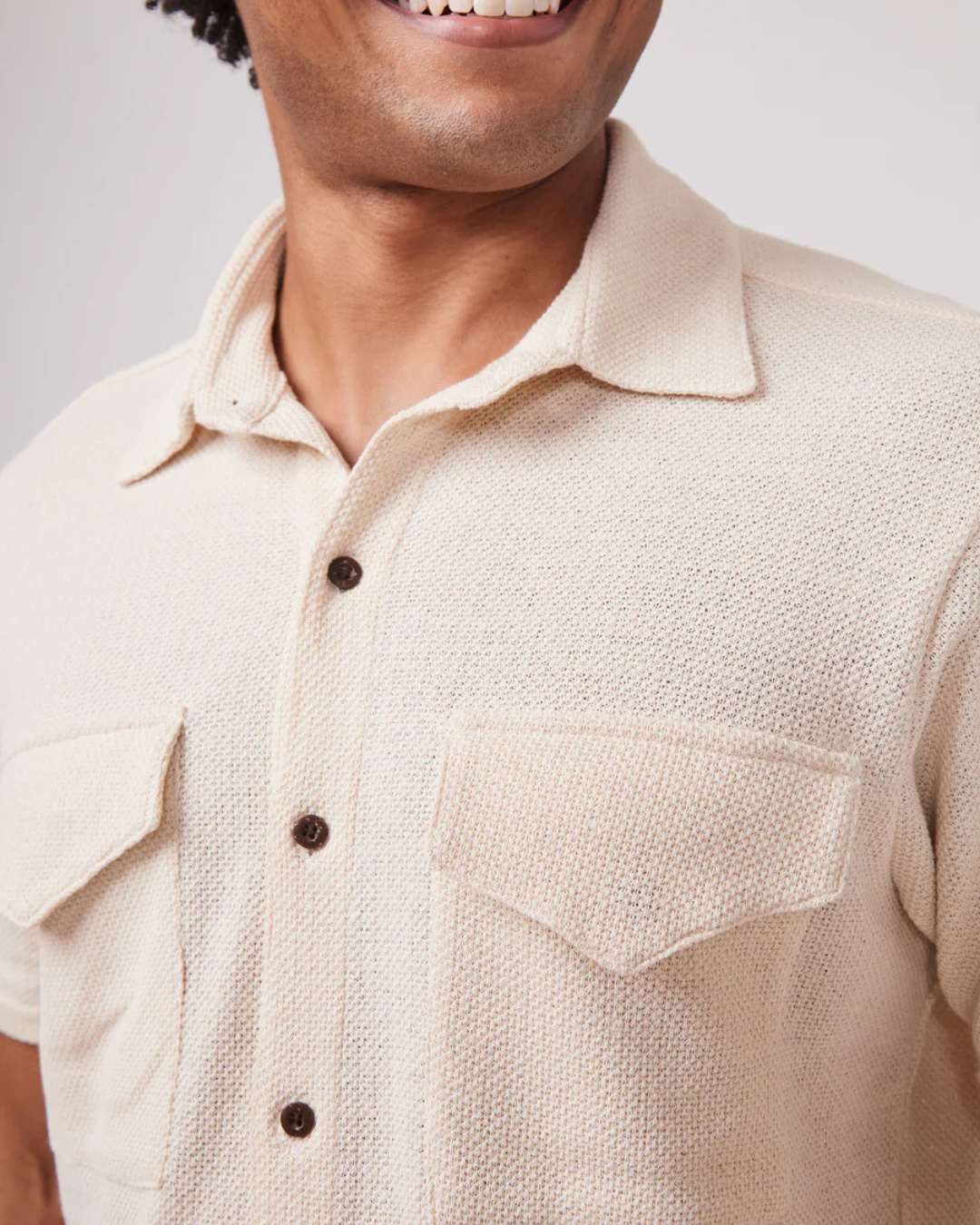 Camisa estilo casual com textura e bolsos frontais