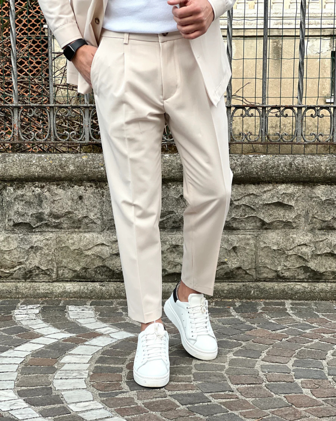 Conjunto de Casaco e Calças de Tons Neutros para Homem com Estilo Casual