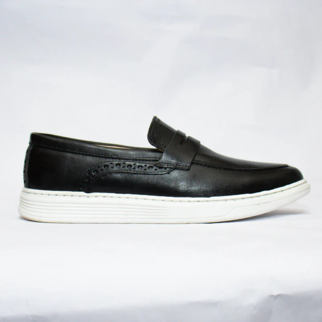 Mocassins em Pele Preta com Sola Branca num Design Casual para Homem