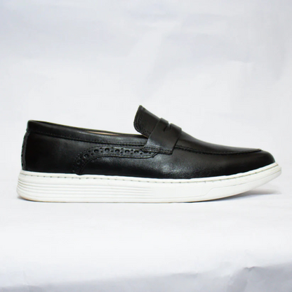Mocassins em Pele Preta com Sola Branca num Design Casual para Homem
