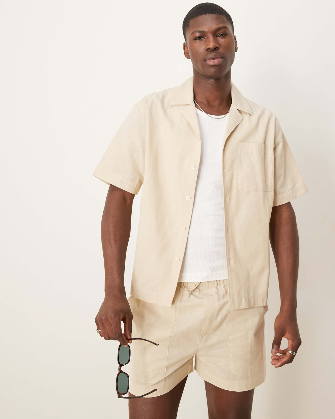 Conjunto de camisa e calções concebido em tecido macio para homem