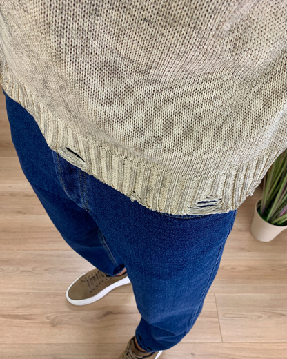 Camisola de malha com acabamento rasgado e estilo moderno para homem