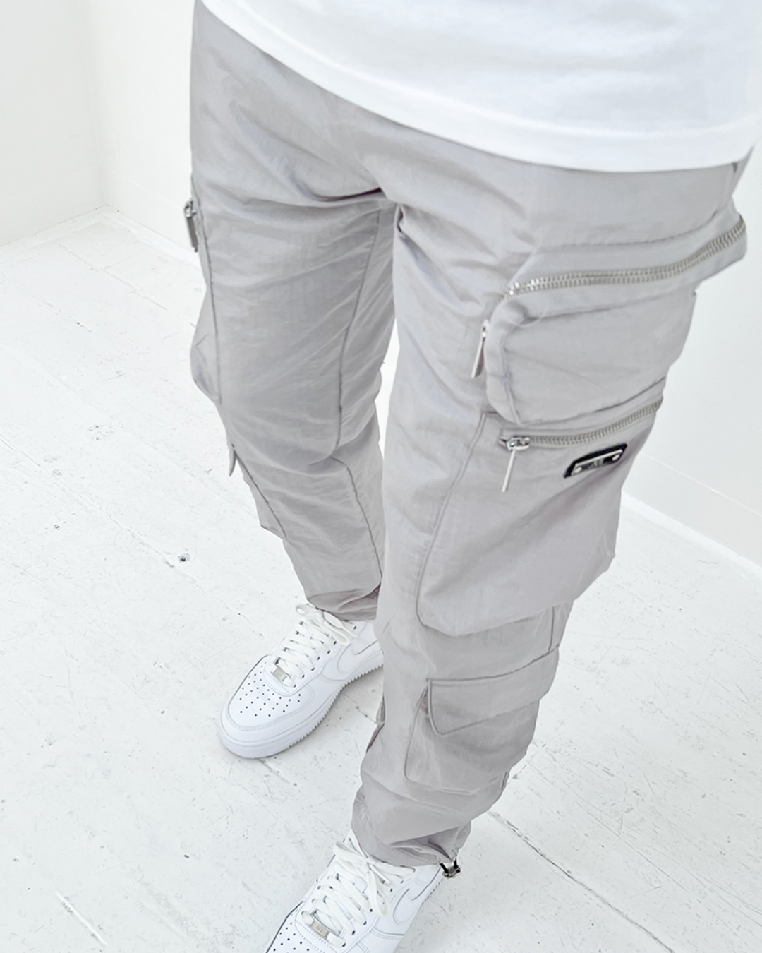 Calças com estilo urbano e vários bolsos funcionais para homem