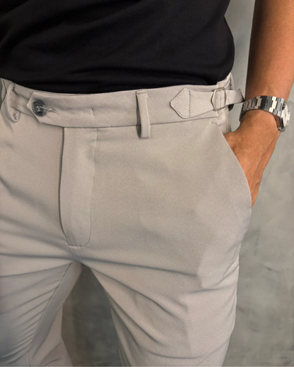 Calças sociais para homem com um corte lateral moderno e elegante.