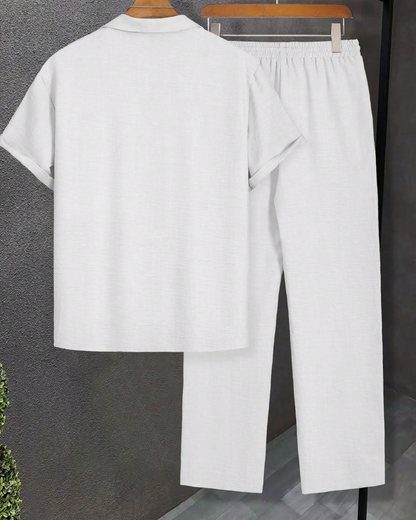 Conjunto composto por camisa de manga curta folgada e calças compridas