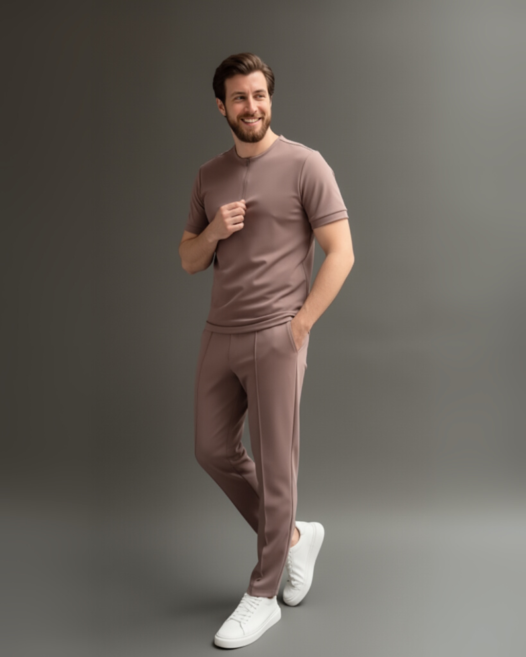 Conjunto masculino com calças e camisa de manga curta e gola redonda