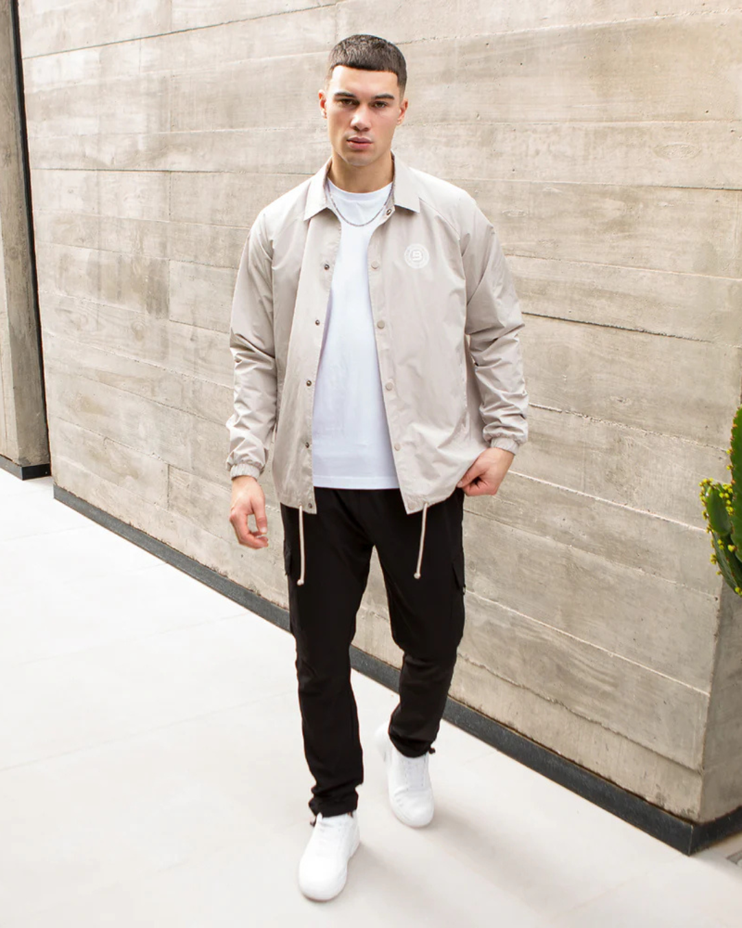 Calças Desportivas Cargo para Homem com Bolsos Laterais e Corte Justo