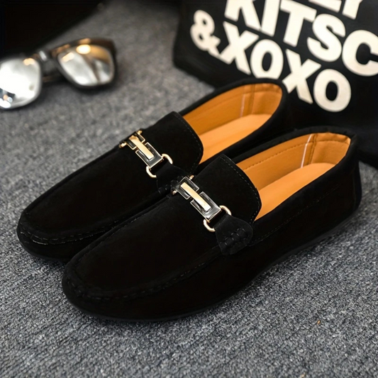 Mocassins elegantes para homem com fivela decorativa
